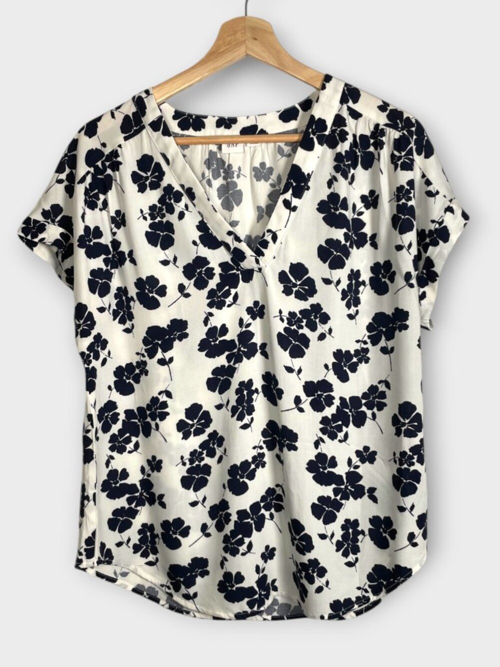 GAP Blue White Floral V-Neck Popover Top MEDIUM Short Sleeve